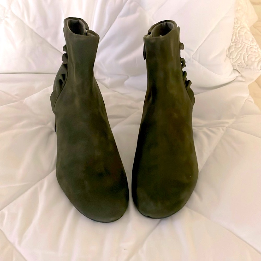 ROCKPORT suede leather dress boots! Comfortable and classy.. Never worn. Sz 7.5.